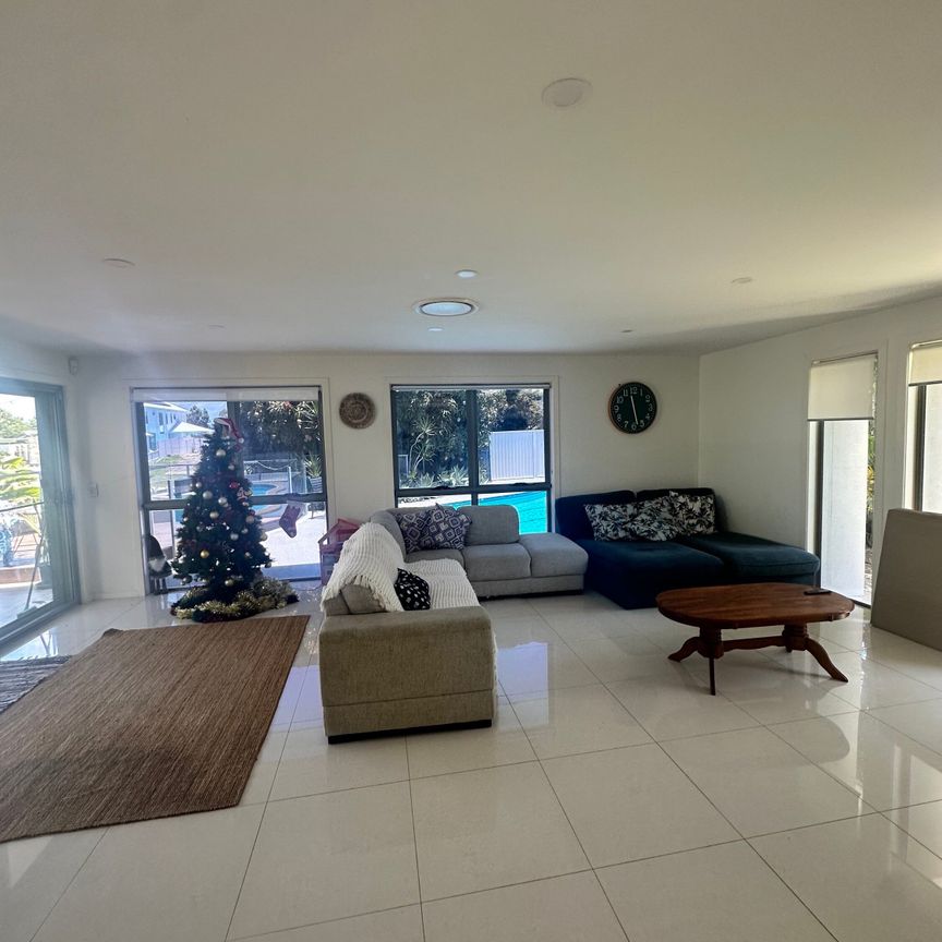 Broadbeach Waters - Photo 1