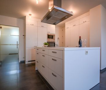 Gerenoveerde rijwoning met drie slaapkamers gelegen in hartje Izegem - Photo 2