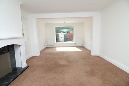 3 Bedroom End Terraced House - Photo 2