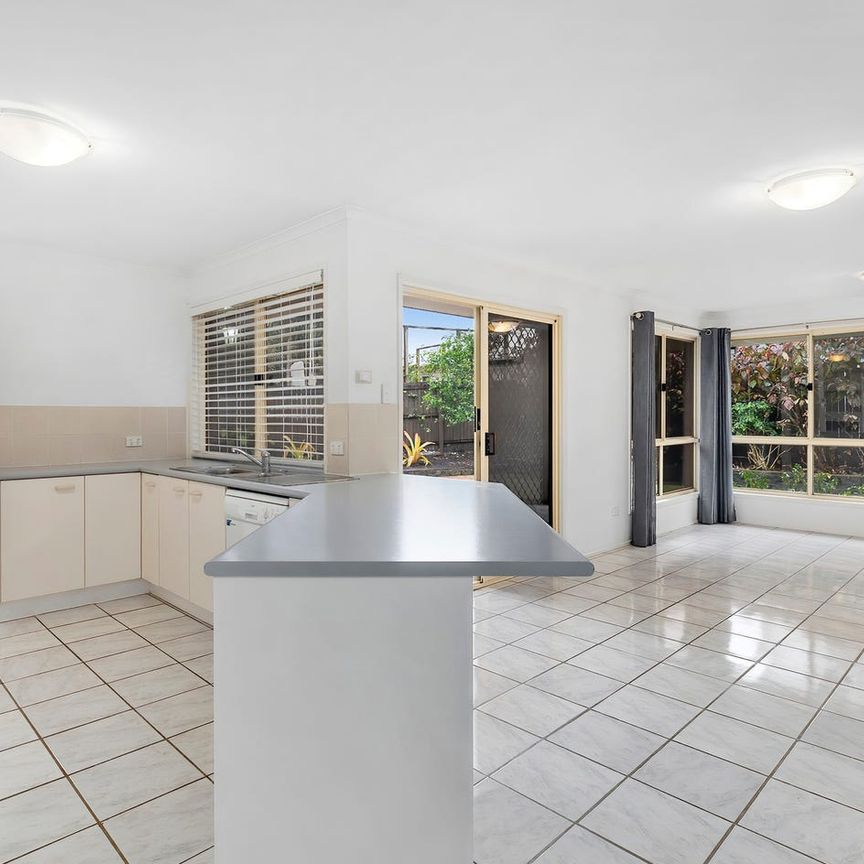 Amazing Renovated Family Home - $1,050 Per Week - Unfurnished - Available 05/12 - Photo 1