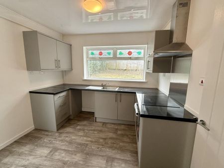 3 bedroom semi-detached house to rent - Photo 5