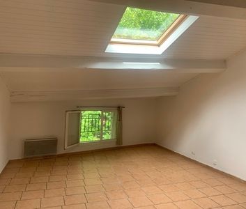 Location Appartement 3 pièces 76m² LA ROQUEBRUSSANNE 83136 - Photo 4