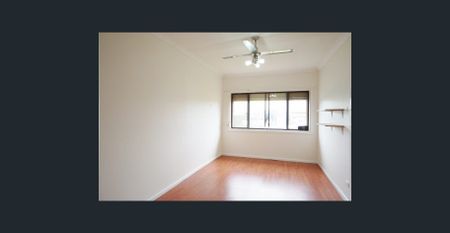 Single level 4 Bedroom house minutes walk to bus stop - Photo 2