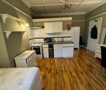 Studio Flat, Bedford Hill, SW12 - Photo 3