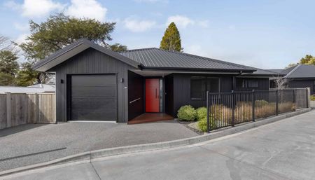 Just Moments to Town Centre - Photo 3