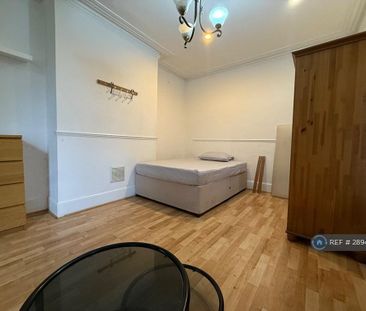 1 bedroom in a flat share to rent - Photo 2