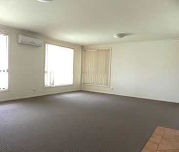 SPACIOUS FOUR BEDROOM FAMILY HOME !!! - Photo 2