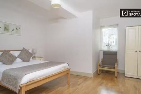 3-bedroom apartment for rent in Docklands South, Dublin - Photo 2