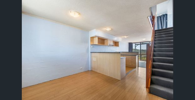 Coastal Lifestyle & Location – Across from Flynns Beach - Photo 1