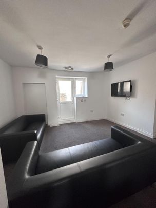 10 bedroom house share to rent - Photo 1