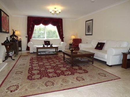 Ferndown - Photo 2