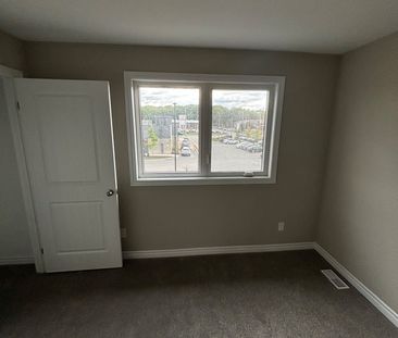 For Lease - 258 Wellandvale Drive, Welland, Ontario - Photo 2