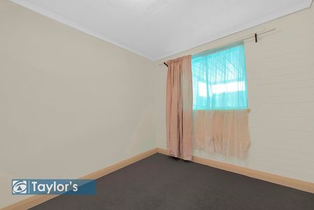 A STYLISH AND SPACIOUS ENTERTAINERS DREAM WITH CHARACTER AND COMFORT - Photo 2