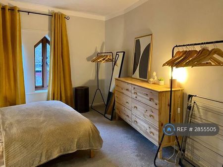 1 bedroom in a flat share to rent - Photo 3
