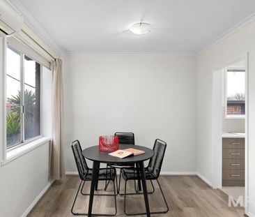 Light-filled living with city views - Photo 3