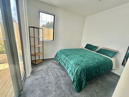 Spacious 2-Beds – Prime Location Opp Park! - Photo 2