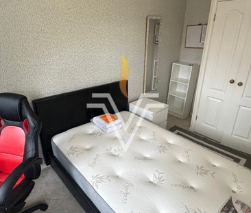 4 bedroom end of terrace house to rent - Photo 5