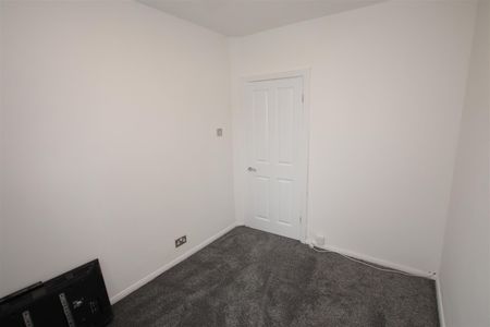 3 bedroom Semi-Detached House to let - Photo 5