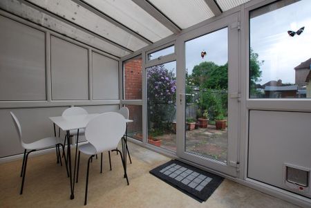 4 bedroom semi-detached house to rent - Photo 3