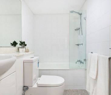 Sun Drenched Garden Apartment Moments to the Beach - Photo 4