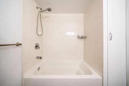 For Lease - 8 Woodlawn Road, Markham, Ontario - Photo 2