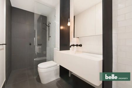 Fully Furnished Modern One-Bedroom Apartment in the Heart of West End - Photo 2