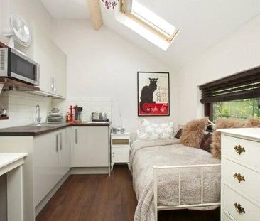 Sunbury Avenue, London, SW14 - Photo 2