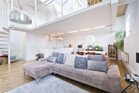 Stunning loft style apartment within a landmark Victorian school conversion - Photo 4