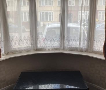 Room in a Shared House, Ilford, IG1 - Photo 2
