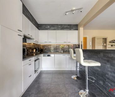 Gelijkvloers appartement met 2 slaapkamers, tuin & garage. - Photo 1