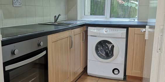 Two Bedroom Two Bathroom Two Bathroom Flat Neasden NW10 - Photo 3