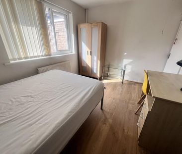 1 bedroom in a house share to rent - Photo 2
