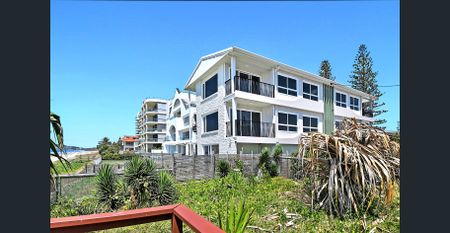 Fully Renovated Full Floor Beachfront Apartment – Mermaid Beach - Photo 2