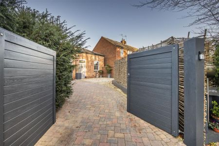 5 bed Barn Conversion To Let - Photo 2