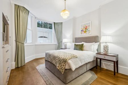 3 bedroom flat in London - Photo 2