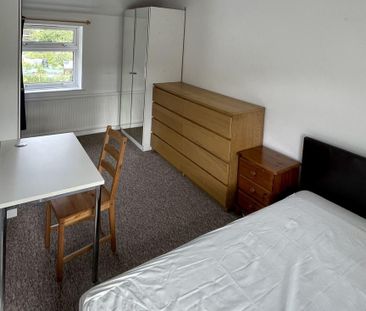 4 bedroom semi-detached house to rent - Photo 5