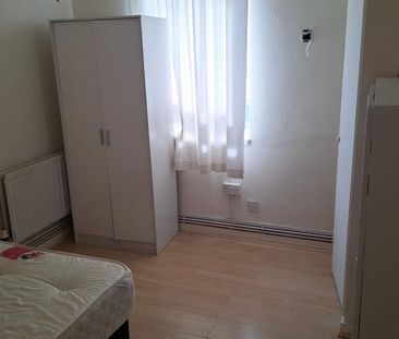 1 bedroom in a flat share to rent - Photo 1
