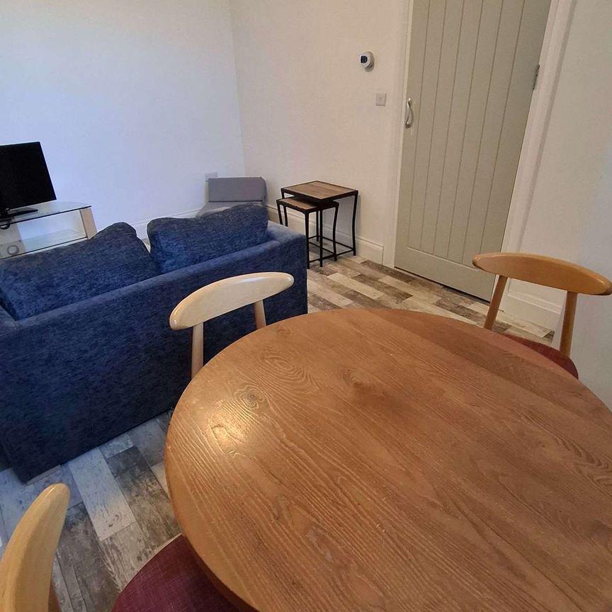 Modern and tastefully designed shared house, close to town Room 1 - Photo 1