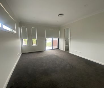 Modern Luxury 4-Bedroom Family Home - Quiet Street & Convenient Loc... - Photo 2