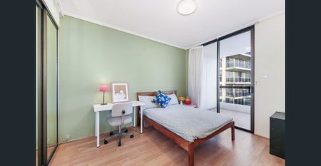 ENJOY CITY LIVING ! Two bedrooms + Study/Third bedroom - Photo 5