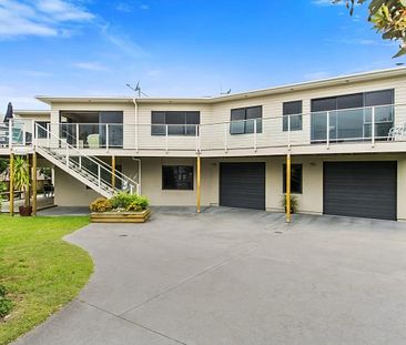 Sunny Three-Bedroom Upstairs Unit - Papamoa - Photo 1