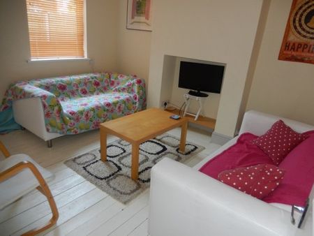 4 Bedroomed Terrace house - Photo 3