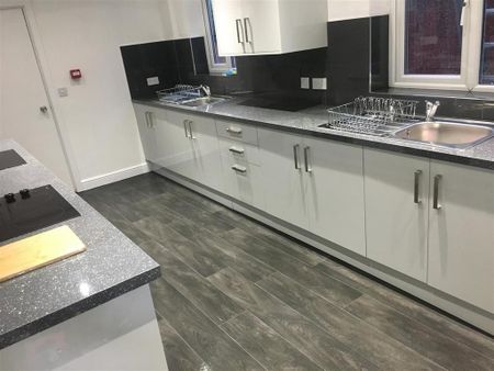 1 bedroom in a house share to rent - Photo 4