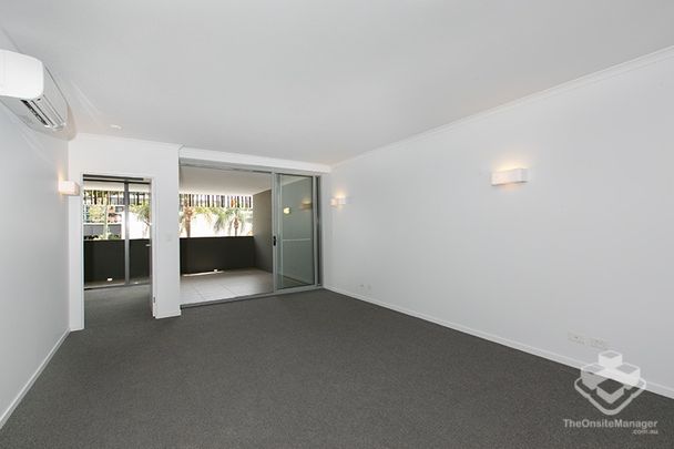 New carpet!!Good Size of 2 bed 2 bath + 1 car space, unit at Edge Apt - Photo 1