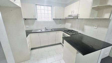 WELL PRESENTED GROUND FLOOR 2 BEDROOM UNIT! - Photo 4