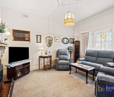 Golden Square - Photo 1