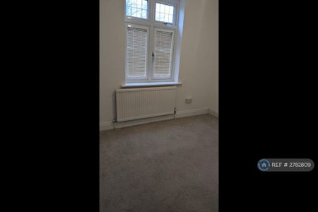 4 bedroom semi-detached house to rent - Photo 5