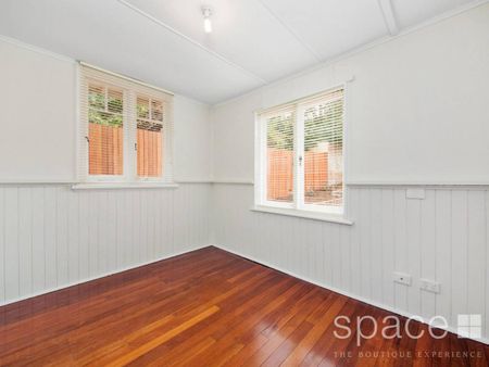 CHARMING CHARACTER HOME IN COTTESLOE - Photo 2