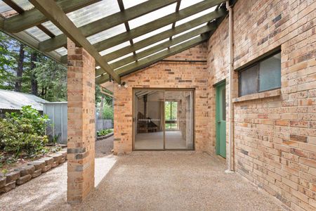 Spacious Family Home in a Peaceful Wentworth Falls Cul-de-sac - Photo 4