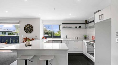 Executive Four Bedroom Family Home! - Photo 2